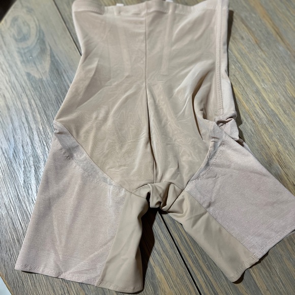 Honeylove SuperPower Short Shapewear - Size Medium - Picture 5 of 5